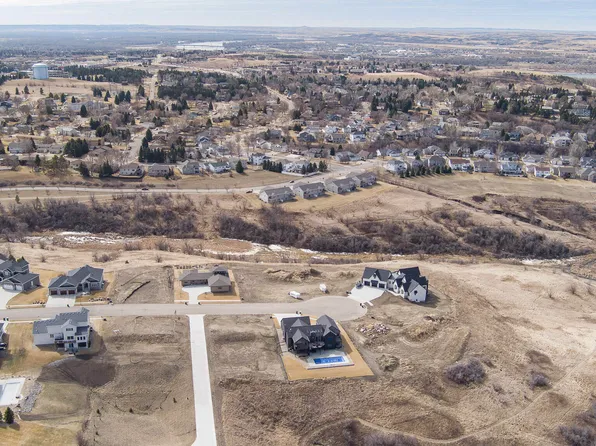 1521 High Creek Pl, Bismarck, ND 58503