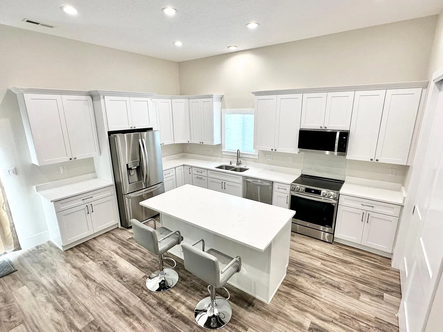 8730 S 1645 E — Photo 1