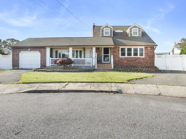 10 Victor Court, Hicksville, NY 11801