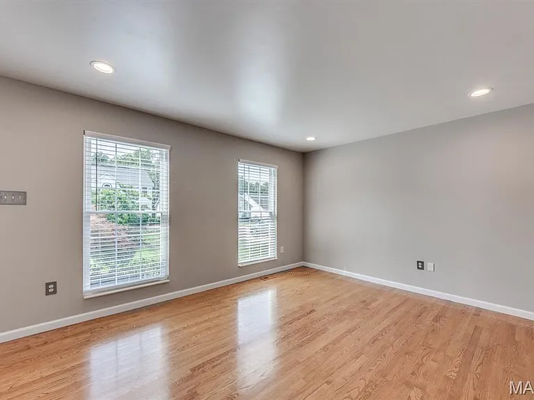 340 Emmanuel Ct — Photo 6