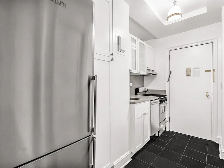 310 E 44th St #924 — Photo 8