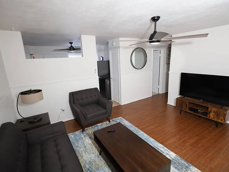 4409 Kings Cir N — Photo 4