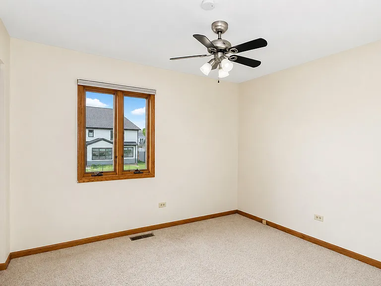 706 N Point Dr — Photo 26