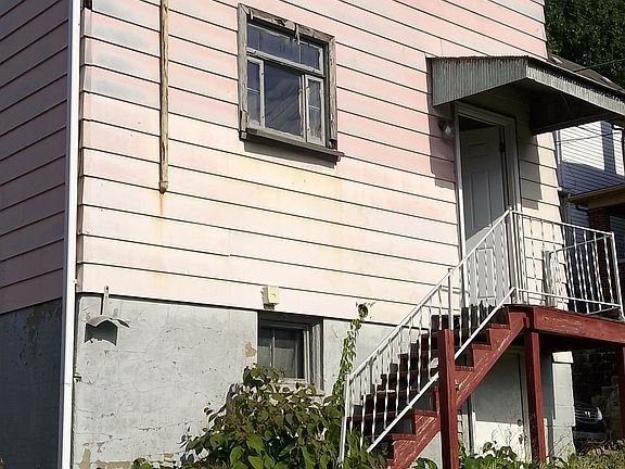 2nd image of 901 Wilhelm St