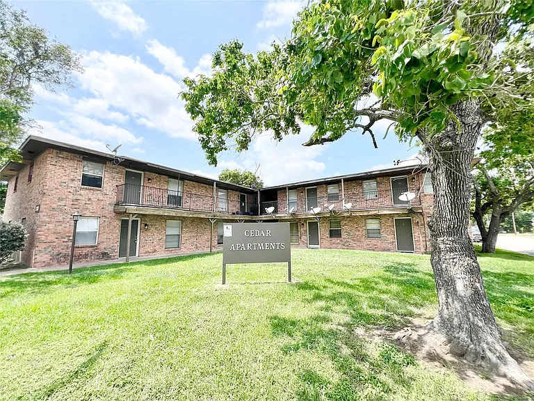 321 E Cedar St #9 — Photo 1