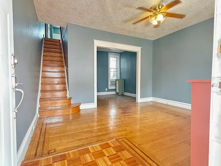 4010 N Franklin St — Photo 2