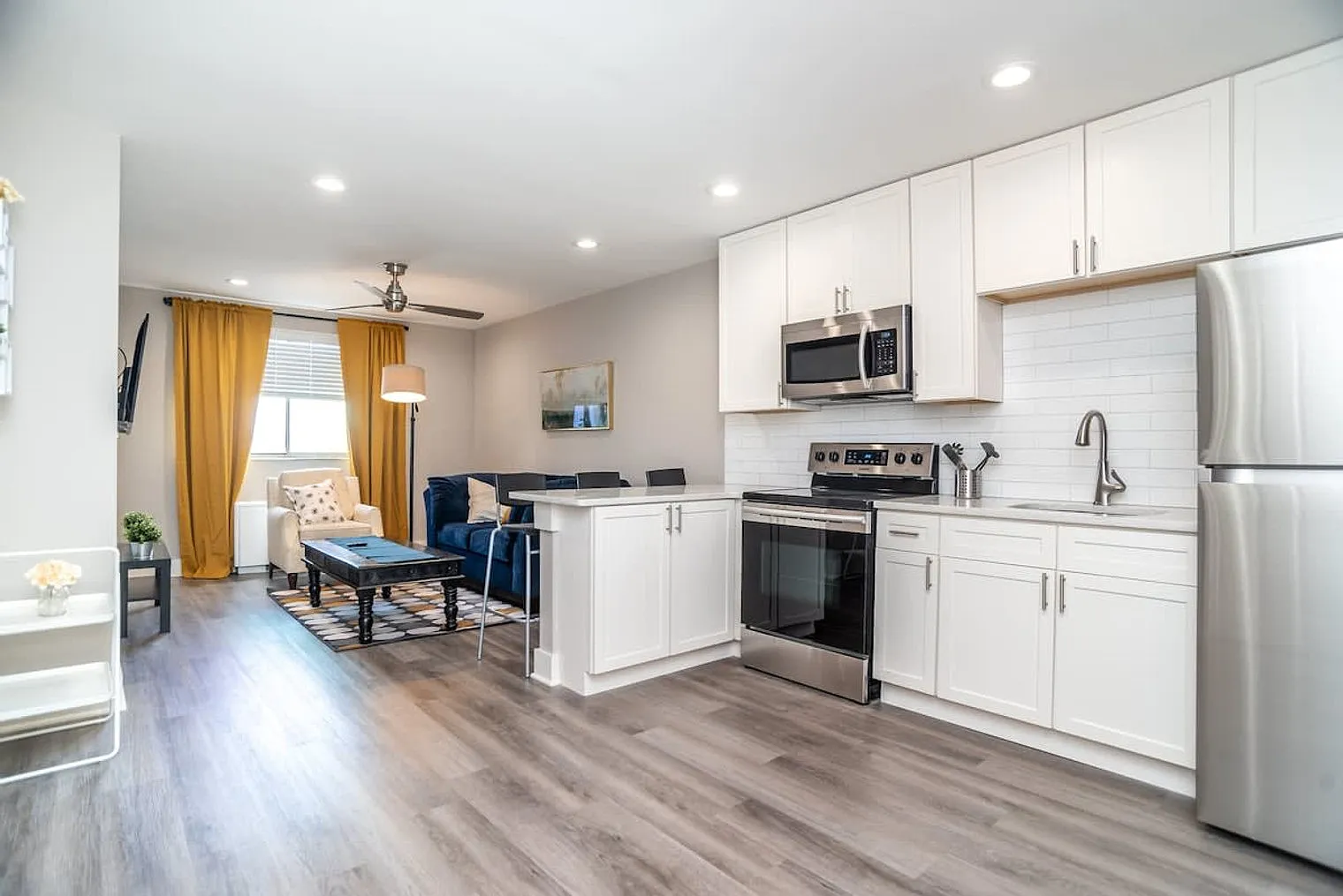 1 bed, 1.0 bath, 624 sqft, $2,406 — Photo 2