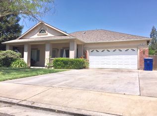 537 W Meadow Ln, Kingsburg, CA 93631