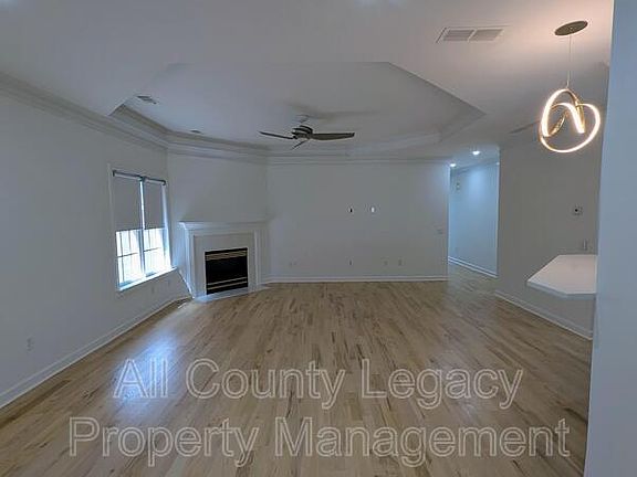 2nd image of 2140 Glenhurst Dr