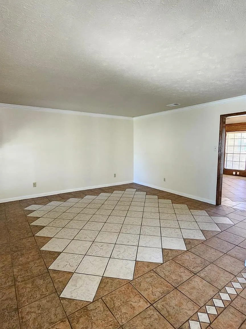 4 bed, 2.5 bath, 2277 sqft, $2,200 — Photo 4