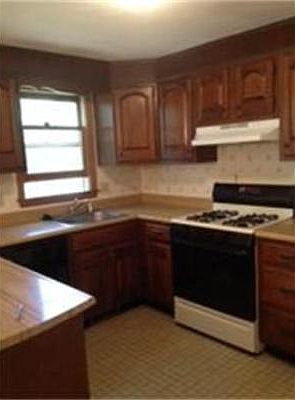 4th image of 210 Wellman Ave