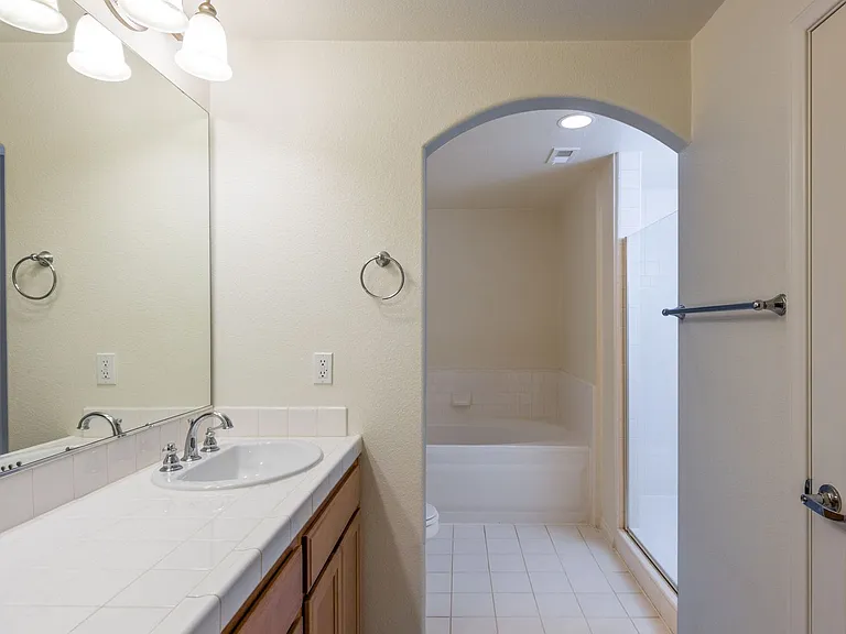 Glenoaks Villas — Photo 90