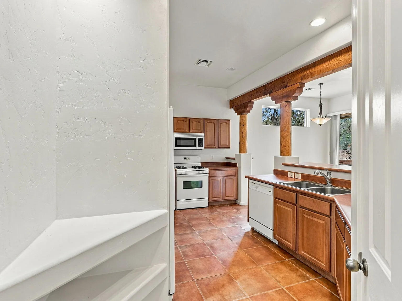 2 bed, 1724 sqft, $2,350 — Photo 4
