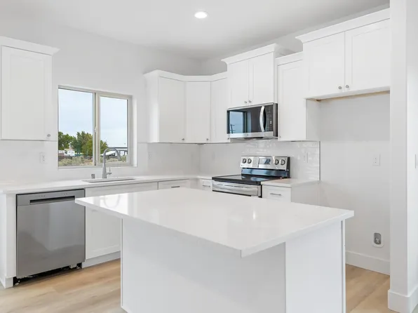 7632 Grapevine Ct, West Richland, WA 99353