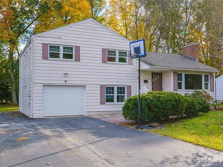 33 Sky View Dr — Photo 2