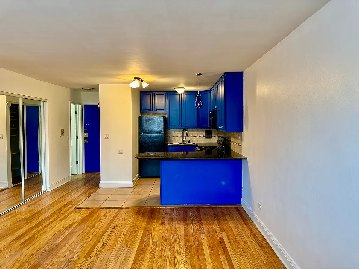 Building Photo - 2401 W Balmoral Ave #3D