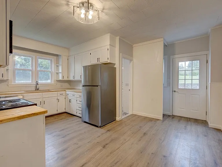 144 Liberty St #LEFT SIDE — Photo 5