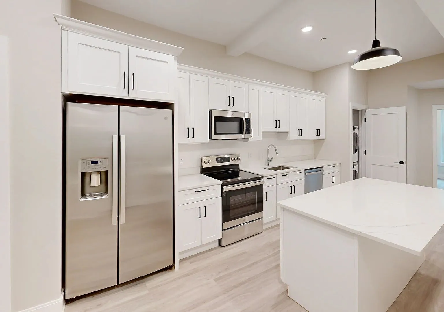 No Brokers Fee, Theater District of Boston, In-Unit Washer/Dryer, Brand new Renovation — Photo 2