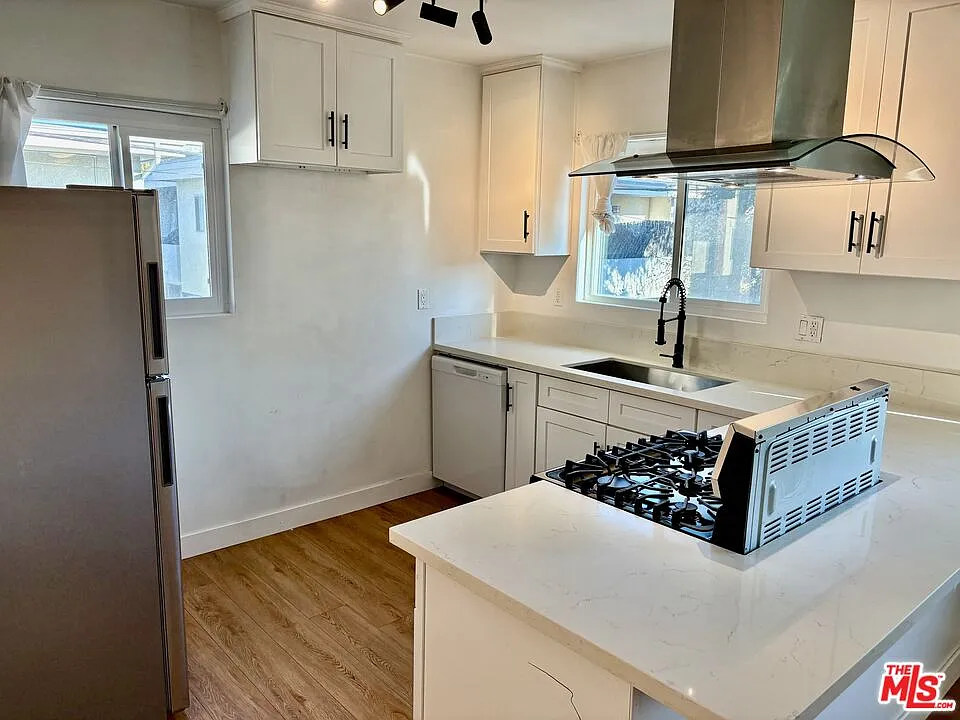 2 bed, 1.0 bath, 900 sqft, $3,000 — Photo 3