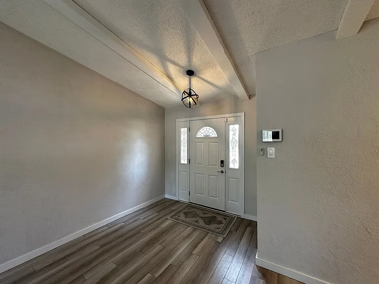 4720 NE Macarthur Cir — Photo 8