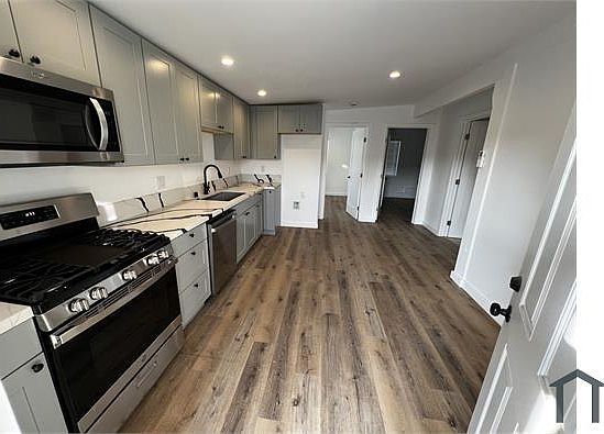5th image of 7021 1/2 N Myrtle Ave