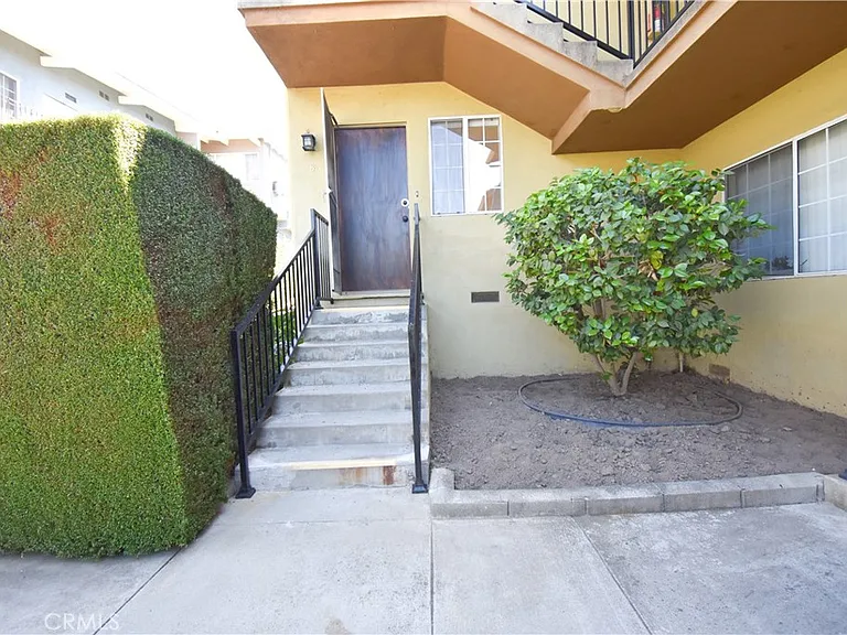 1570 N Verdugo Rd #B — Photo 2