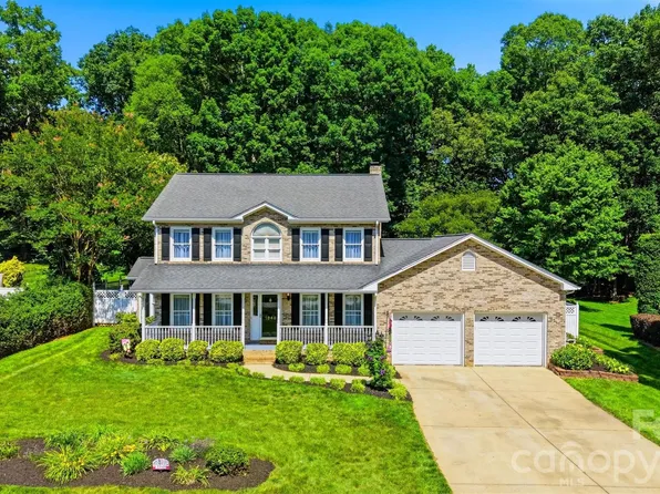 1948 Twin Ponds Dr, Hickory, NC 28602