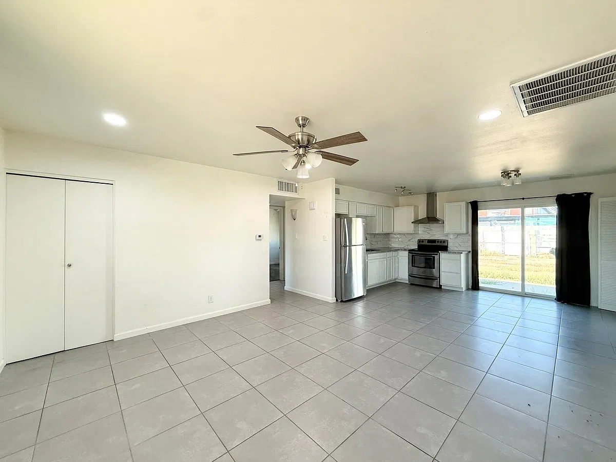 3 bed, 2.0 bath, 1126 sqft, $1,600 — Photo 4