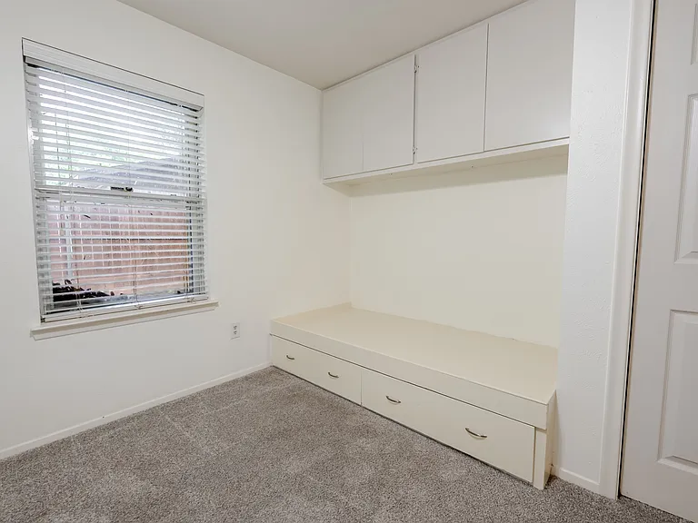 105 E Woodbury Dr — Photo 15