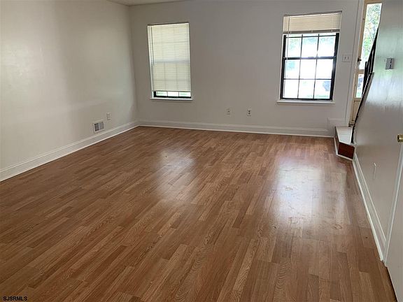 2nd image of 184 Patriots Ct #184