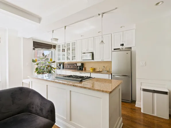 433 West 34th Street image 1 of 8