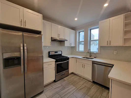 Rented by E Realty International Corp | media 6