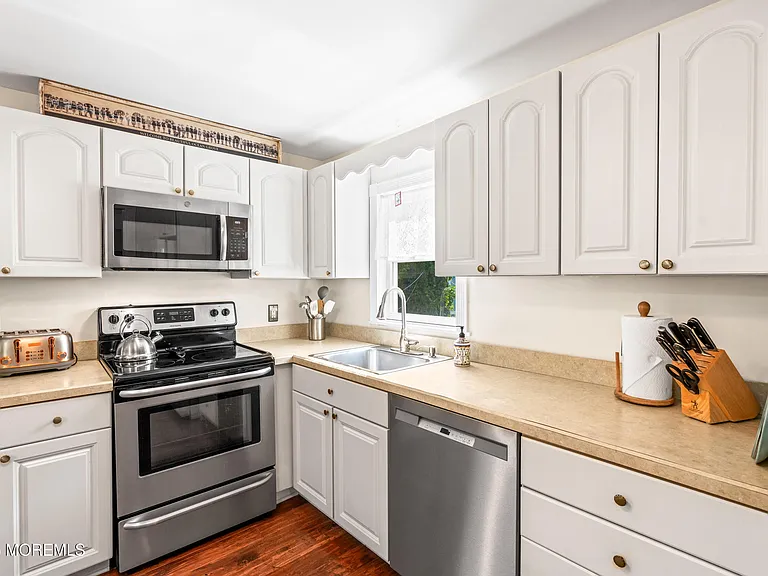 75 Webb Ave #UPPER -WEEKLY — Photo 14