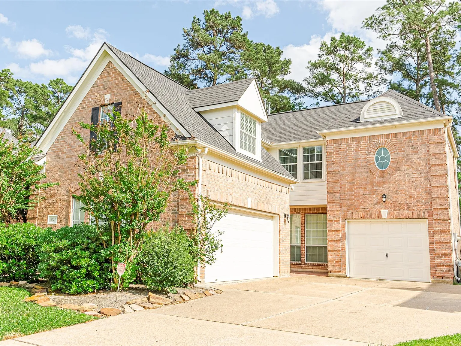 4 bed, 3.5 bath, 3653 sqft, $3,400 — Photo 2