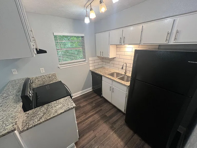 Hampton Gardens Apartment — Photo 52