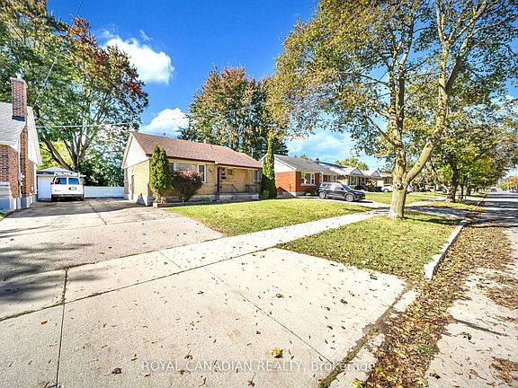4th image of 457 Dumfries Ave