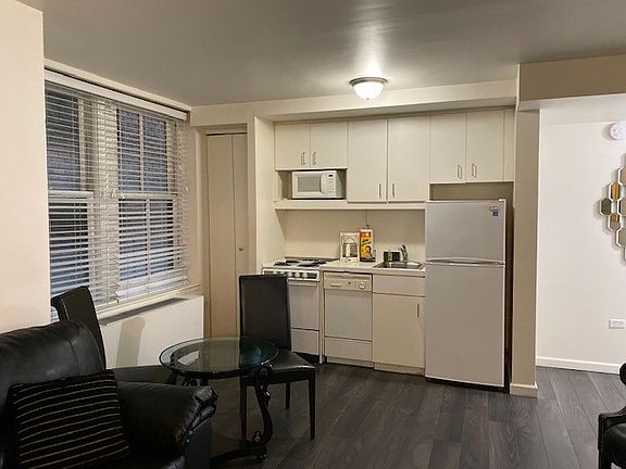 2nd image of 150 W 51st St APT 727