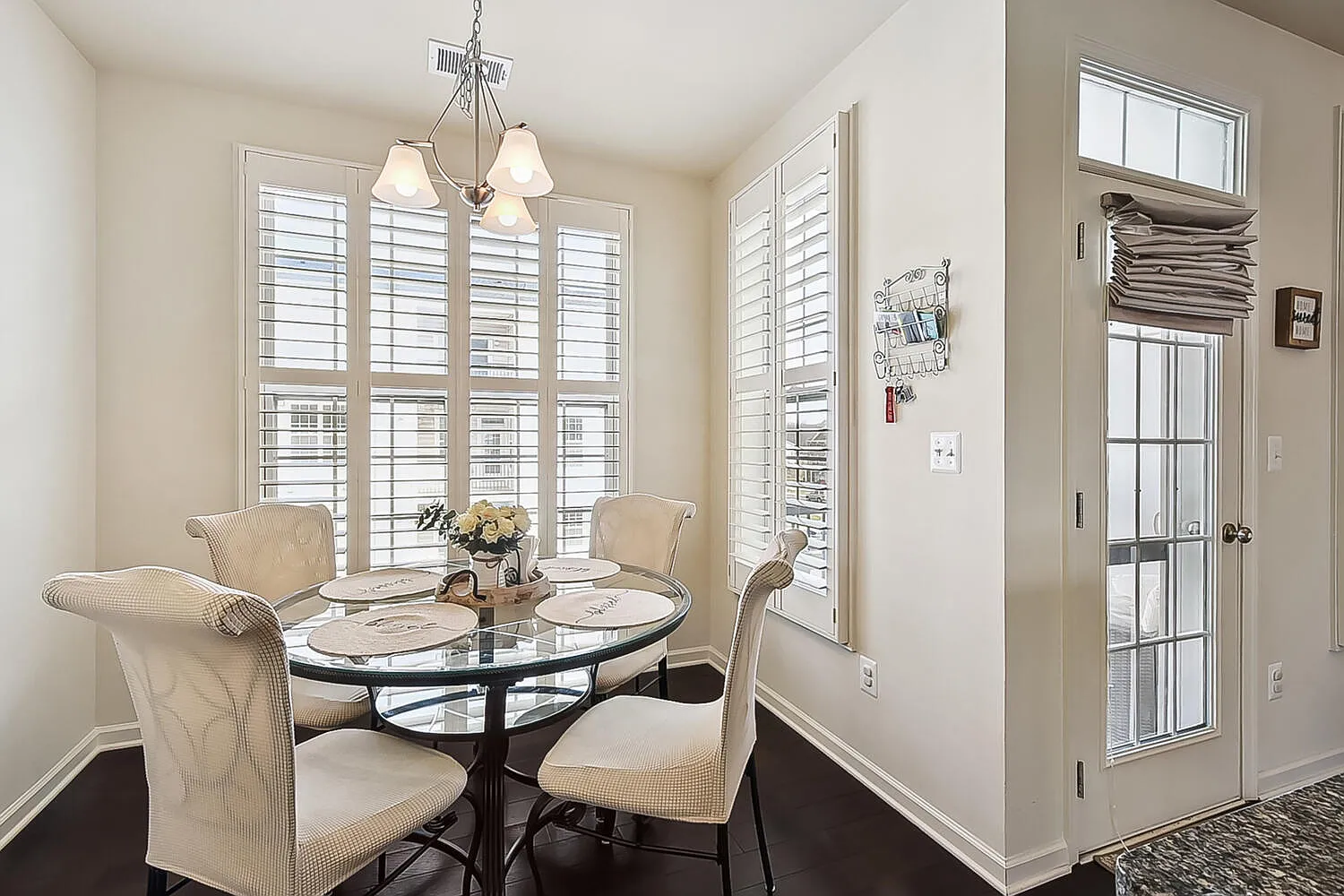 3 bed, 2452 sqft, $3,100 — Photo 4