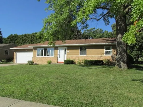 621 N Greenfield Dr, Freeport, IL 61032