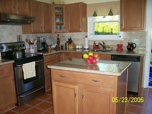 New kitchen cabinet's and stainless appliances 