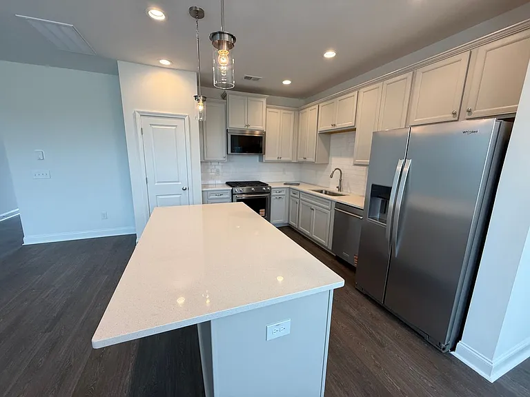 102 Hawthorne Landing Dr — Photo 3