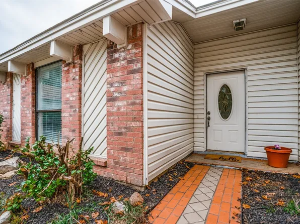 6400 Betsy Ross Dr, Arlington, TX 76002