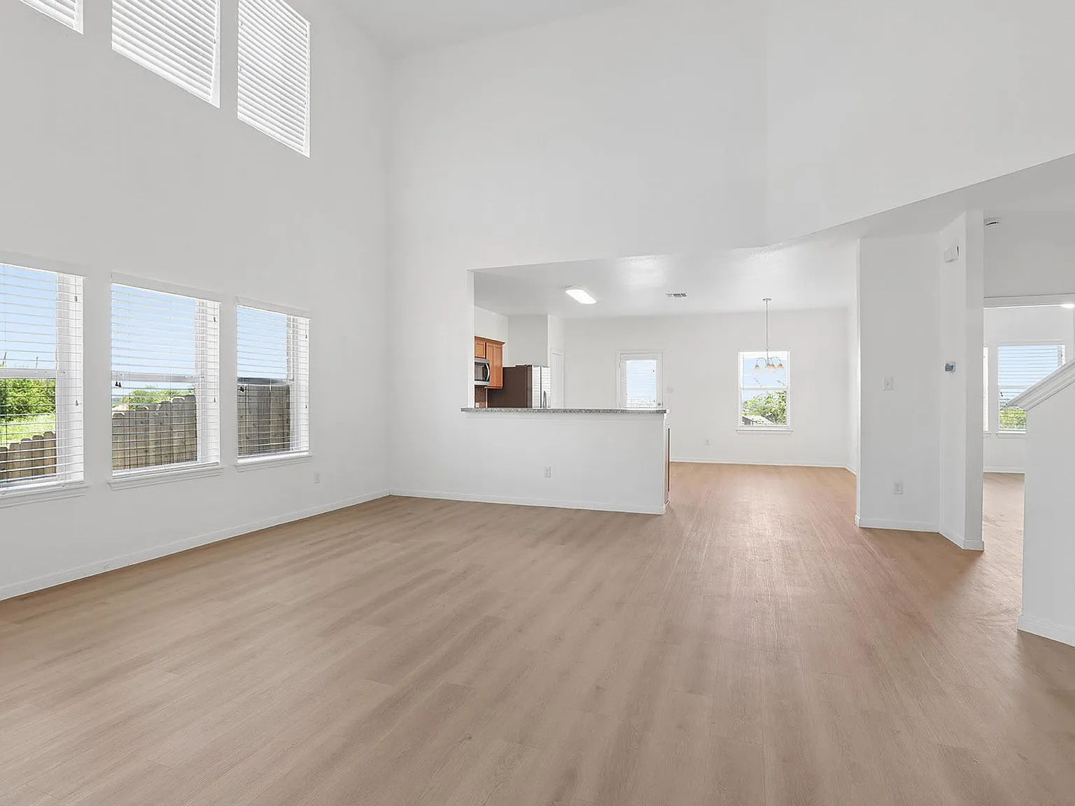 4 bed, 2.5 bath, 2614 sqft, $2,300 — Photo 3