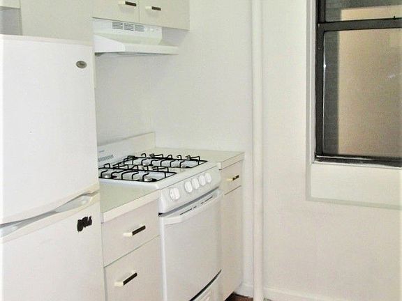 4th image of 245 E 62nd St APT 14
