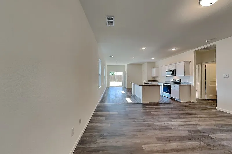 3 bed, 2.0 bath, 1436 sqft, $1,695 — Photo 3