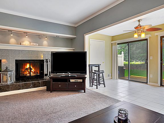 5th image of 605 Brokaw Ct