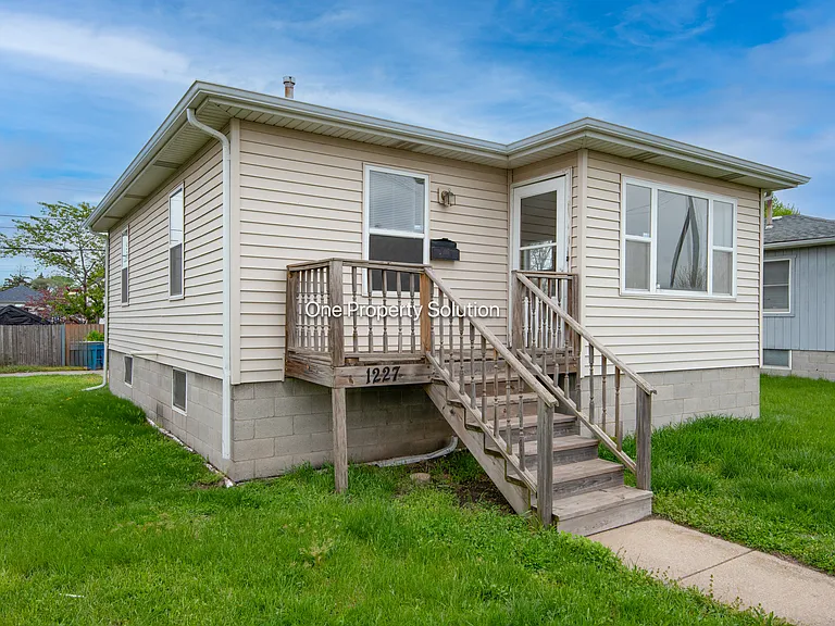 1227 Logan St — Photo 3