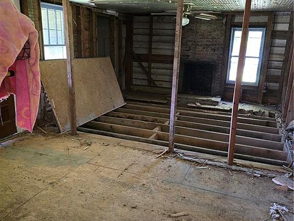 4th image of 3291 Littles Dr