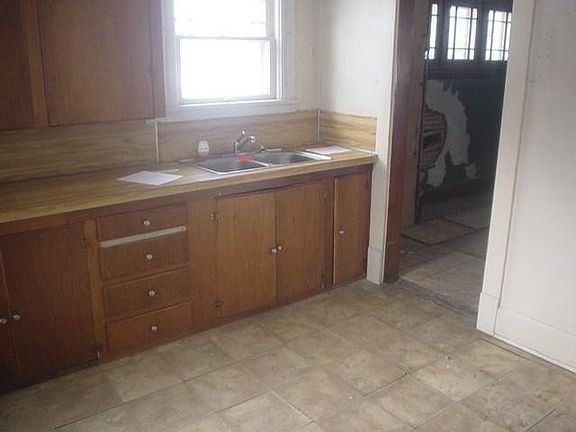 3rd image of 129 E Lucius Ave