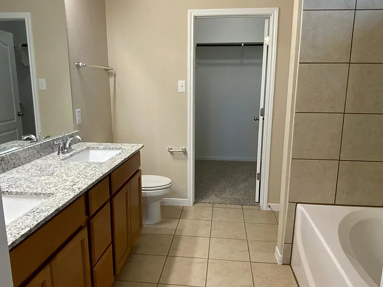 1049 Lakeway Crossing Dr — Photo 10